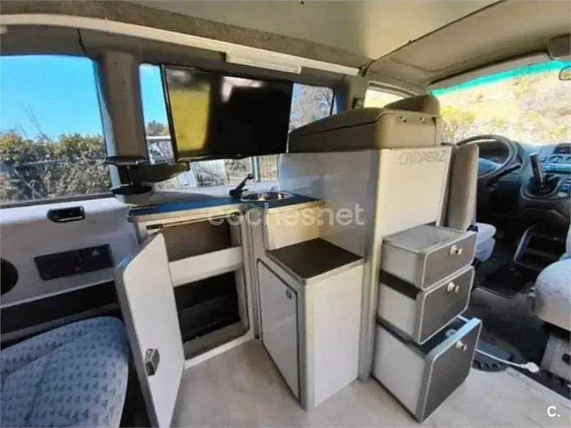 Usado Mercedes V230 143 CV (105 kW) 1998 Granate Monovolumen