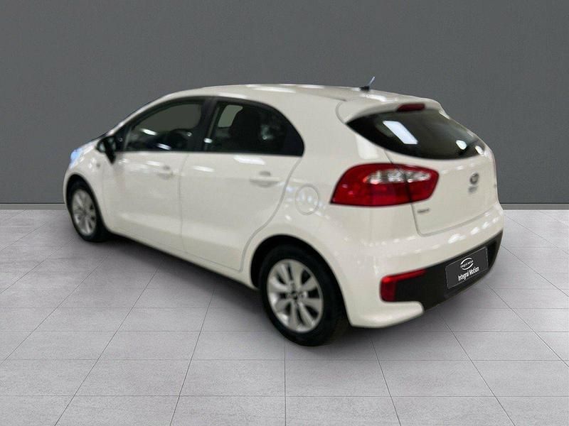 Usado Kia Rio 77 CV (56 kW) 2017 Blanco Berlina