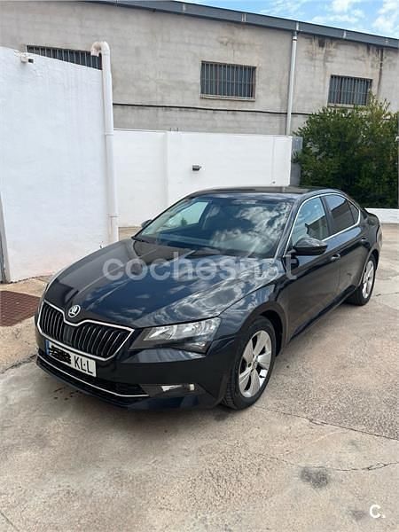 Usado Skoda Superb Style 150 CV (110 kW) 2018 Negro Familiar