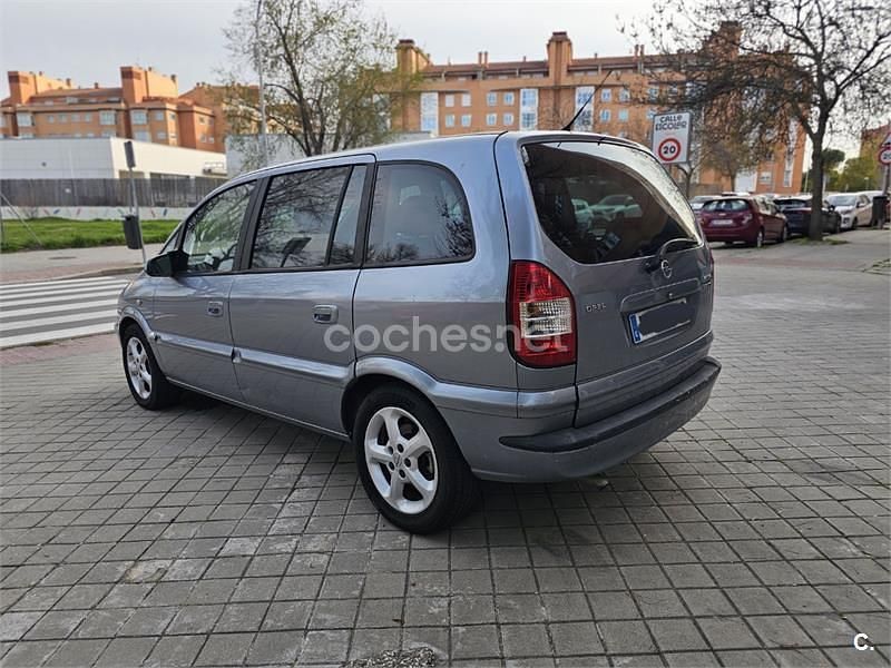 Usado Opel Zafira 100 CV (73 kW) 2004 Gris / plata Monovolumen