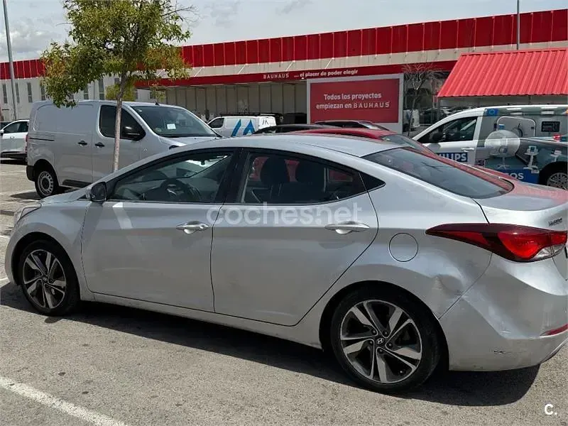 Usado Hyundai Elantra 132 CV (97 kW) 2015 Blanco Berlina
