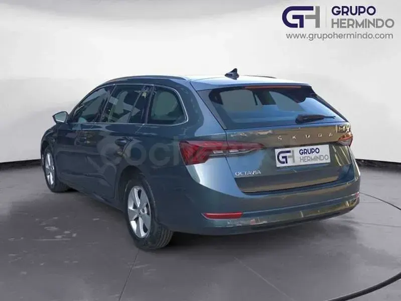 Usado Skoda Octavia Ambition 150 CV (110 kW) 2021 Gris / plata Familiar