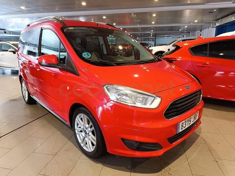 Usado Ford Tourneo Courier Titanium 100 CV (73 kW) 2016 Rojo Monovolumen