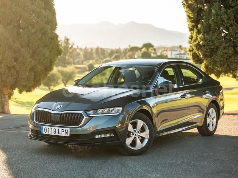 Gris / plata Usado 2021 Skoda Octavia Ambition Berlina | 15.490 € (Precio justo) - Imagen 1/4