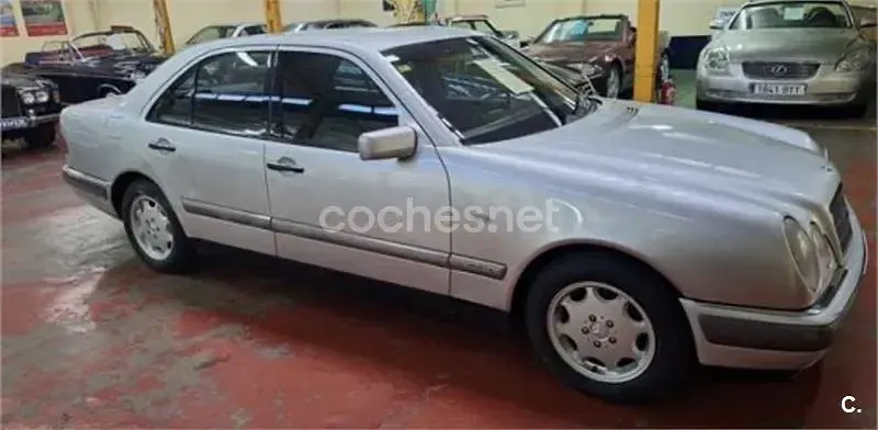 Usado Mercedes E230 Elegance 150 CV (110 kW) 1995 Gris / plata Berlina
