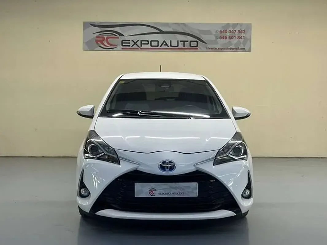 Usado Toyota Yaris Hybrid Active 99 CV (72 kW) 2020 Blanco Utilitario