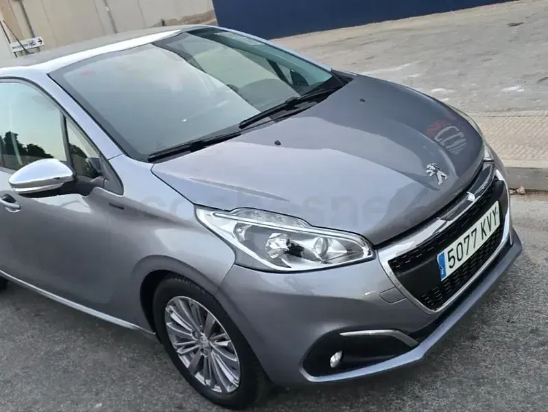 Usado Peugeot 208 GT 100 CV (73 kW) 2020 Gris / plata Utilitario