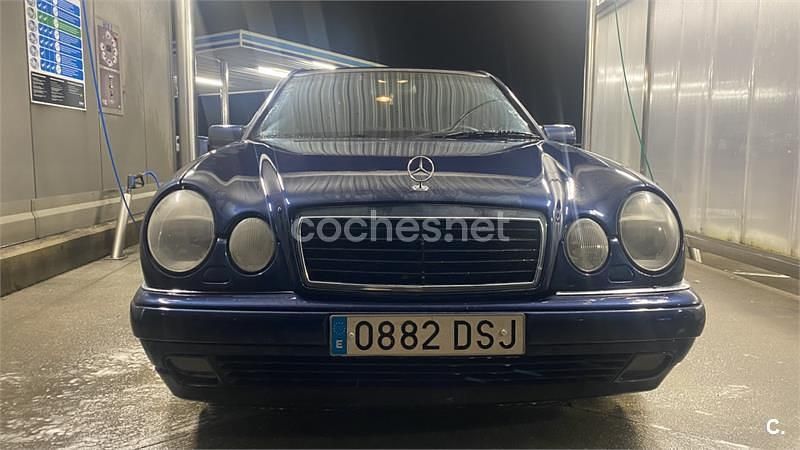 Usado Mercedes E300 Avantgarde 177 CV (130 kW) 1997 Azul Berlina