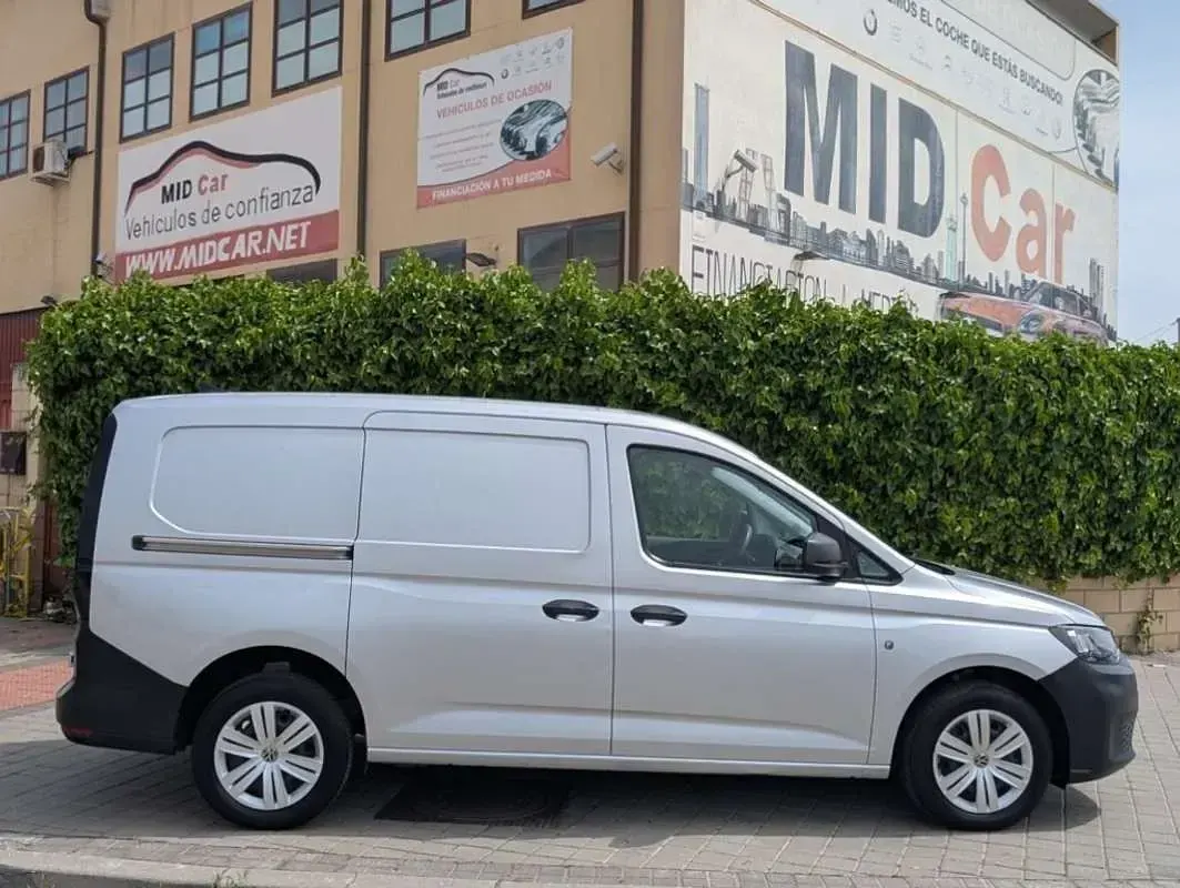 Usado VW Caddy Maxi 102 CV (75 kW) 2021 Gris Monovolumen