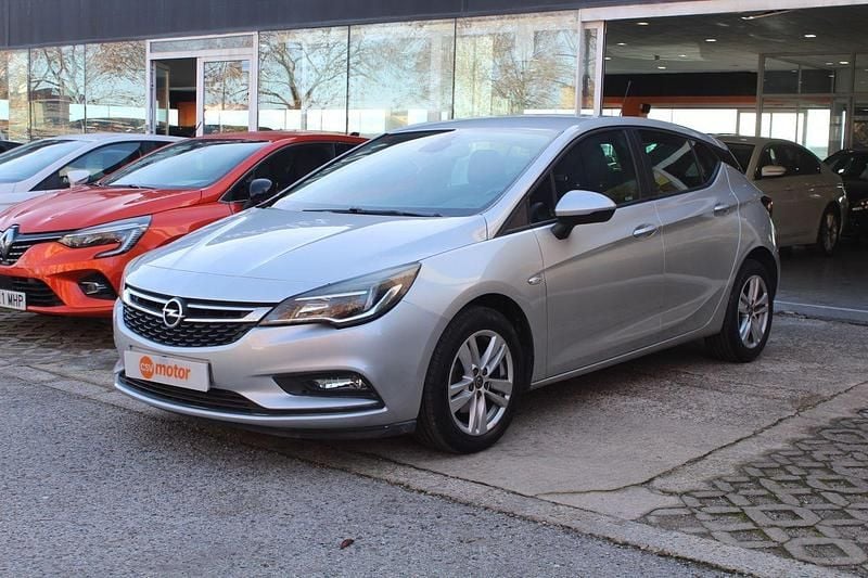 Usado Opel Astra Selective 110 CV (80 kW) 2018 Gris Familiar