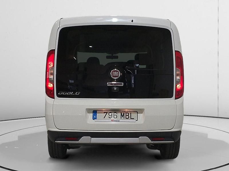 Usado Fiat Doblò Trekking 120 CV (88 kW) 2022 Blanco Monovolumen