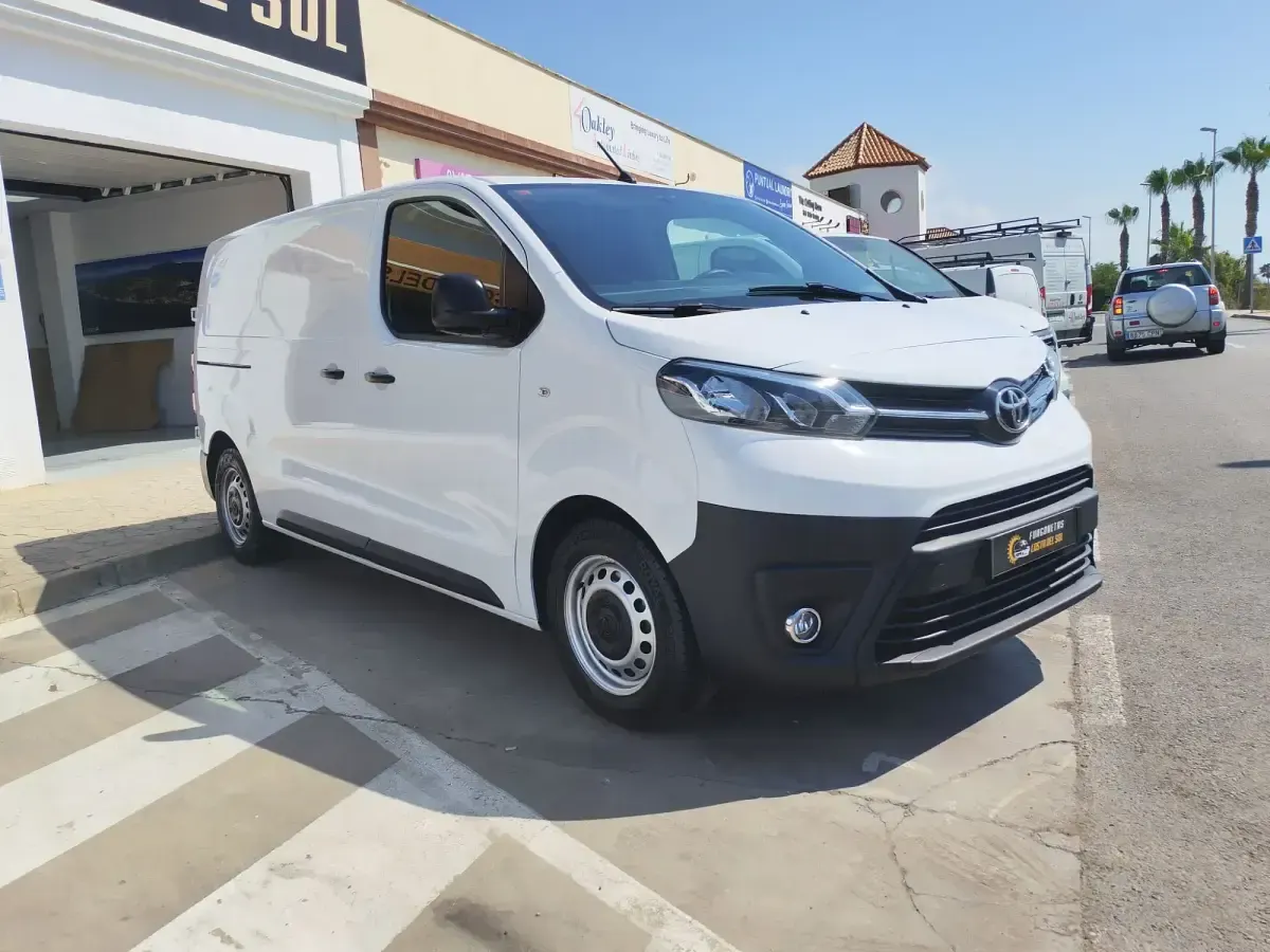 Usado Toyota Proace Plus 120 CV (88 kW) 2023 Blanco Monovolumen