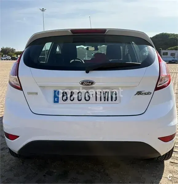 Usado Ford Fiesta Trend 100 CV (73 kW) 2014 Blanco Utilitario
