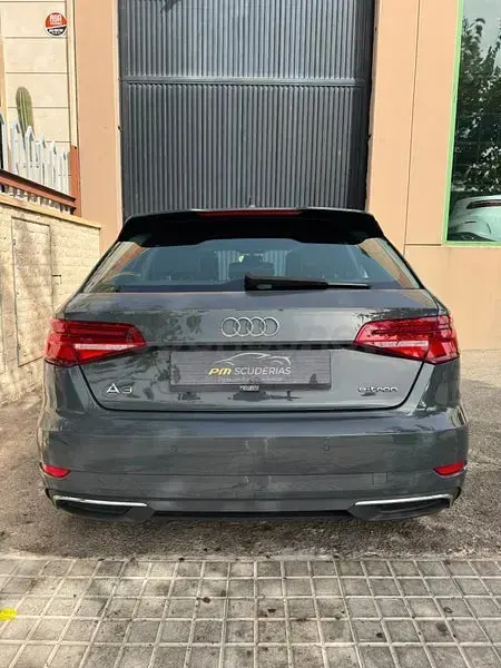 Usado Audi A3 Advanced Plus 204 CV (150 kW) 2021 Gris / plata Berlina