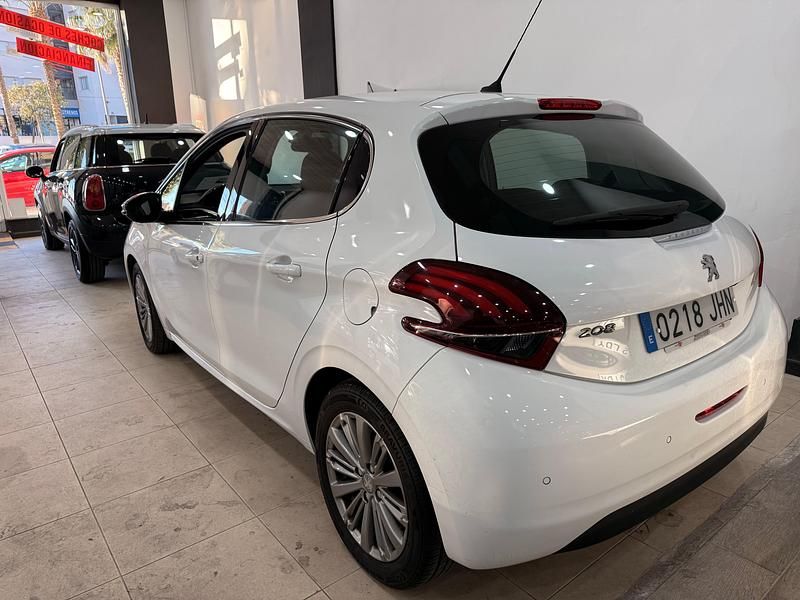 Usado Peugeot 208 Allure 82 CV (60 kW) 2015 Blanco Utilitario
