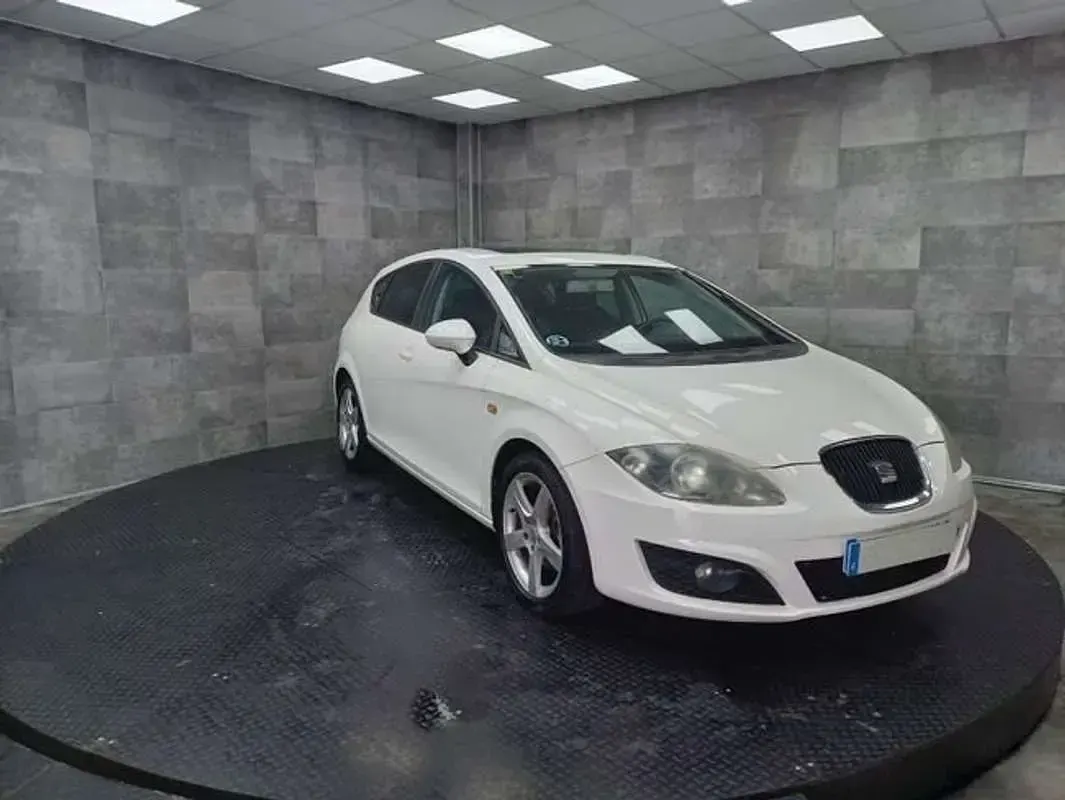 Usado Seat Leon Sport 140 CV (102 kW) 2010 Blanco Utilitario
