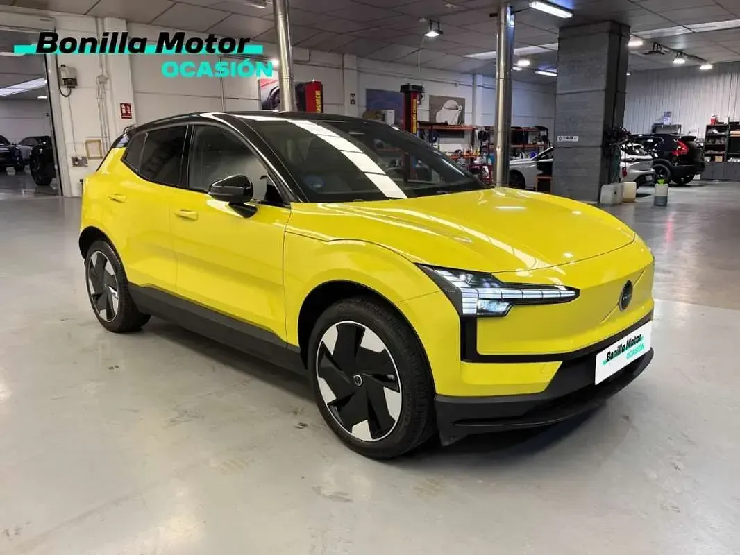 Usado Volvo EX30 Plus 200 kW (272 CV) 2024 Amarillo SUV