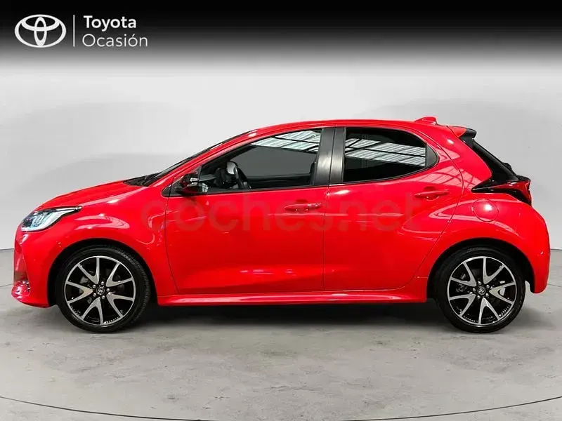 Käytetty Toyota Yaris Hybrid Style 116 HP (85 kW) 2021 Punainen Sedan