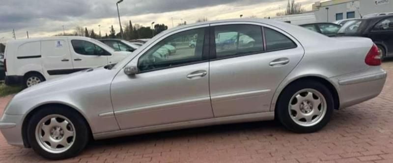 Usado Mercedes E200 122 CV (89 kW) 2005 Gris Berlina