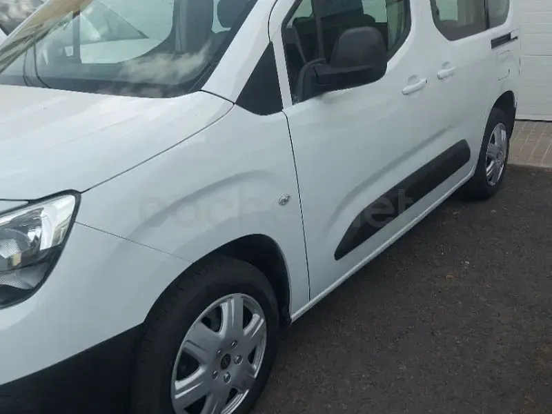 Usado Opel Combo Life Edition 102 CV (75 kW) 2022 Blanco Monovolumen