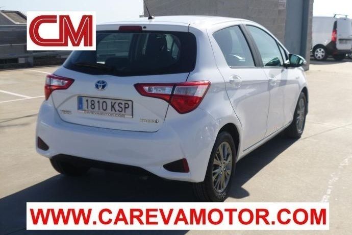 Usado Toyota Yaris Hybrid Active 100 CV (73 kW) 2019 Blanco Berlina