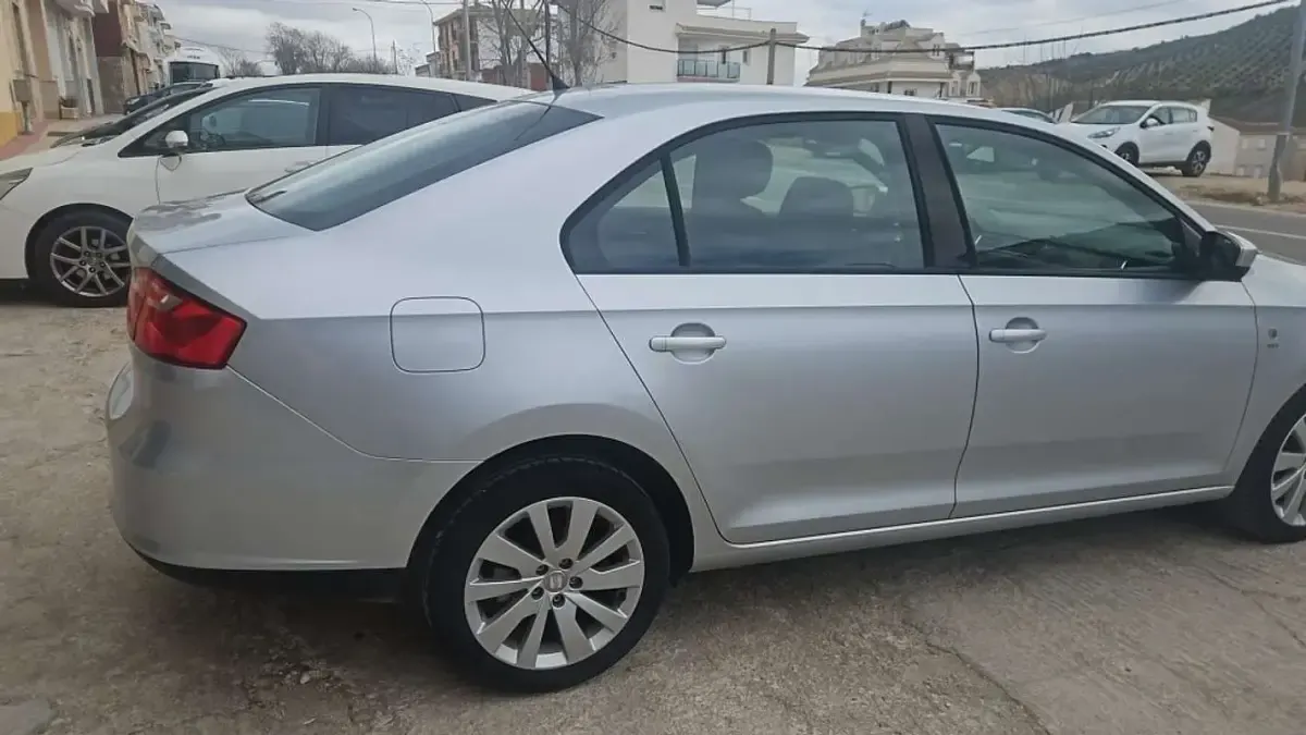 Usado Seat Toledo Reference 105 CV (77 kW) 2013 Plateado Utilitario