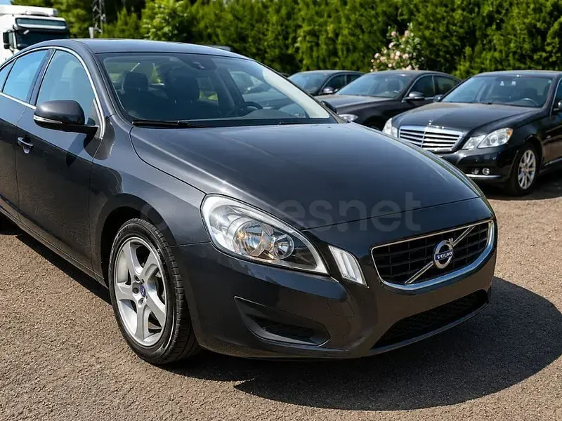 Usado Volvo S60 Momentum 115 CV (84 kW) 2012 Gris / plata Berlina