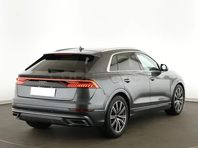 Usado Audi Q8 S-Line 286 CV (210 kW) 2022 Gris / plata SUV