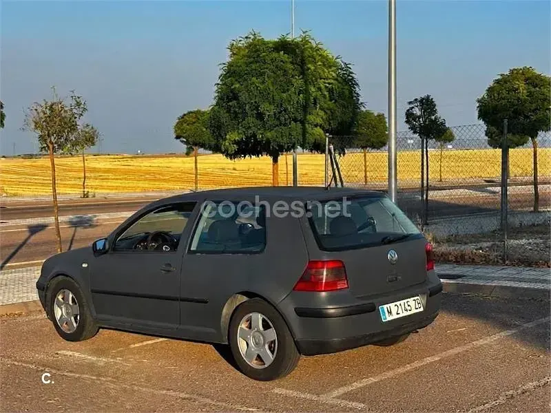 Usado VW Golf IV Conceptline 105 CV (77 kW) 2001 Gris / plata Berlina