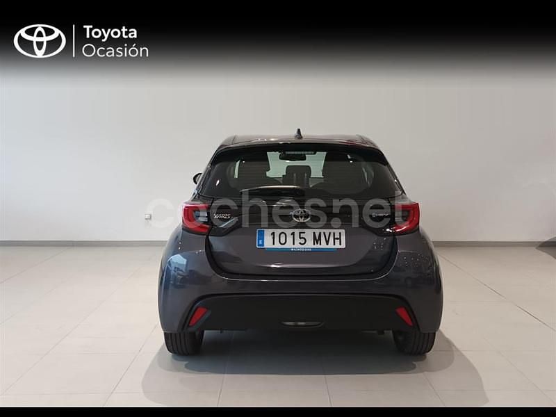 Usado Toyota Yaris Hybrid Active 116 CV (85 kW) 2024 Gris / plata Berlina