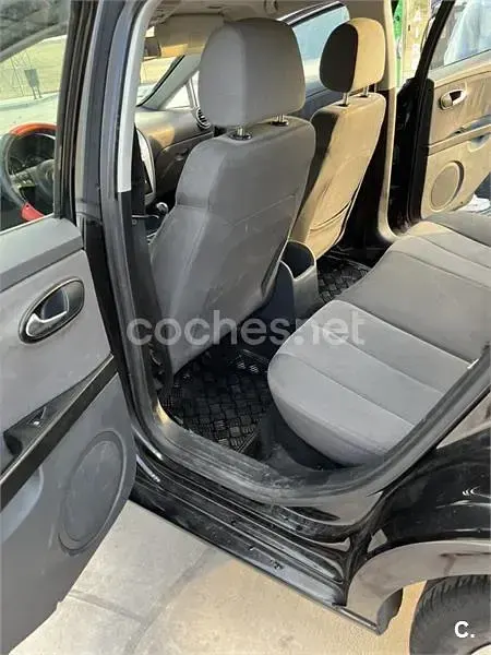 Usado Seat Leon Sport 102 CV (75 kW) 2007 Negro Utilitario
