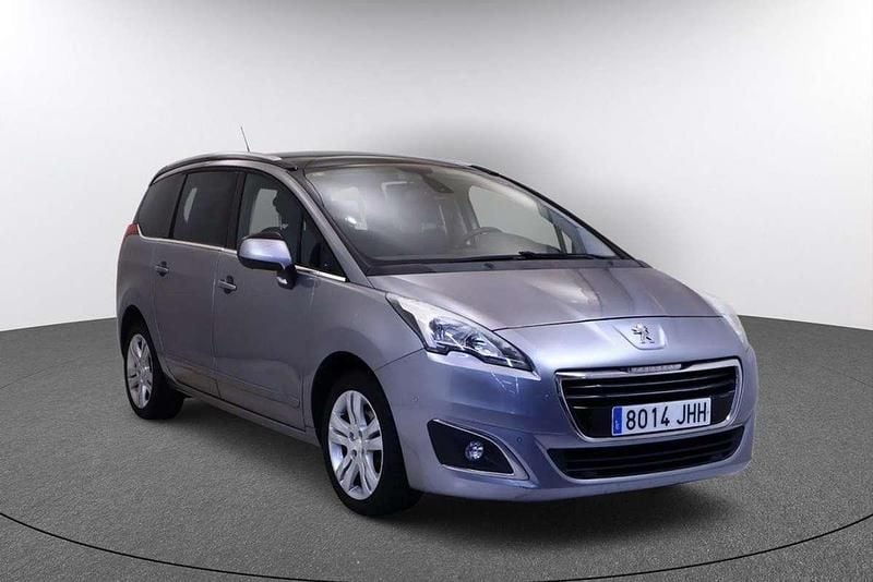 Usado Peugeot 5008 Allure 120 CV (88 kW) 2015 Gris / plata Monovolumen