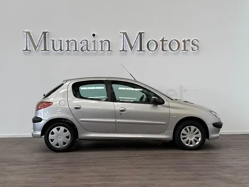 Usado Peugeot 206 70 CV (51 kW) 2005 Gris / plata Berlina