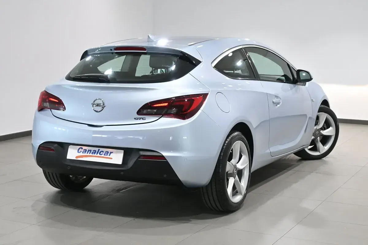 Usado Opel Astra GTC Sportive 136 CV (100 kW) 2016 Gris Utilitario