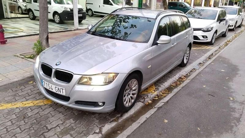 Gris Usado 2009 BMW 318 Familiar | 5900 € (Buen precio) - Imagen 1/4