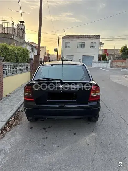 Usado Opel Astra Edition 125 CV (91 kW) 2002 Negro Berlina