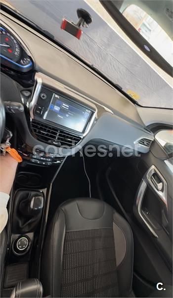 Usado Peugeot 2008 Active 92 CV (67 kW) 2015 Gris / plata SUV