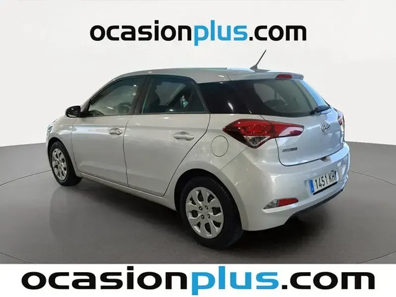 Usado Hyundai i20 84 CV (61 kW) 2018 Gris / plata Berlina