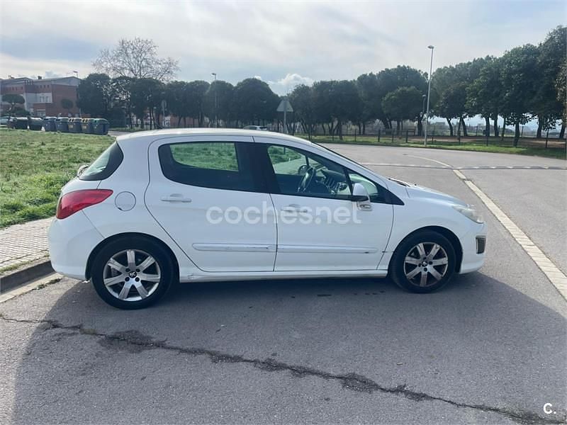 Usado Peugeot 308 Active 120 CV (88 kW) 2013 Blanco Berlina