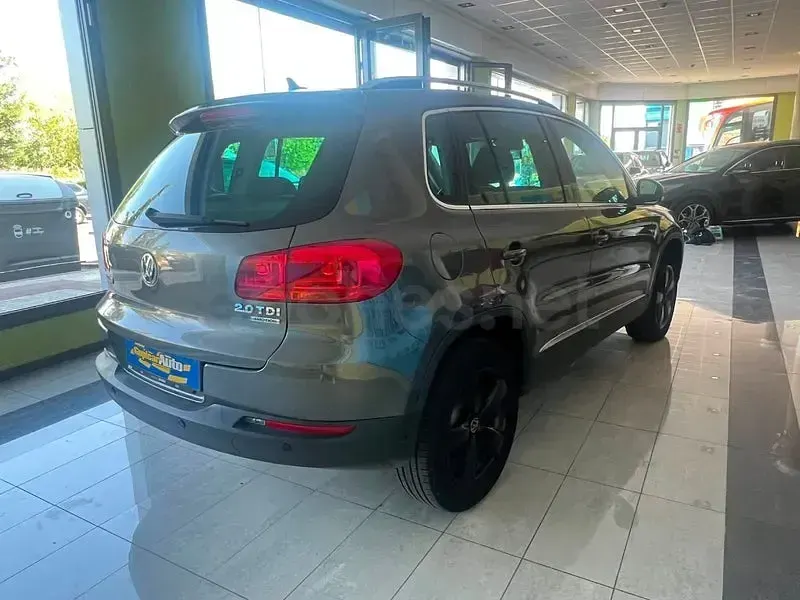 Usado VW Tiguan 140 CV (102 kW) 2015 Gris / plata SUV
