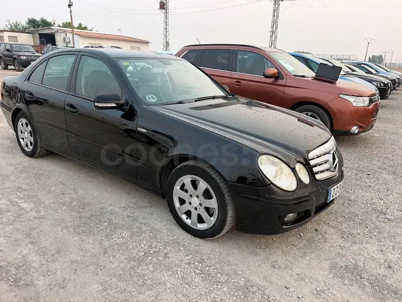 Usado Mercedes E220 Classic 150 CV (110 kW) 2006 Negro Berlina