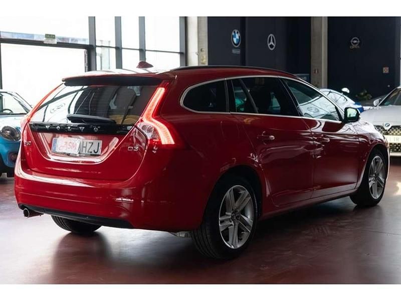 Usado Volvo V60 Momentum 136 CV (100 kW) 2014 Rojo Familiar