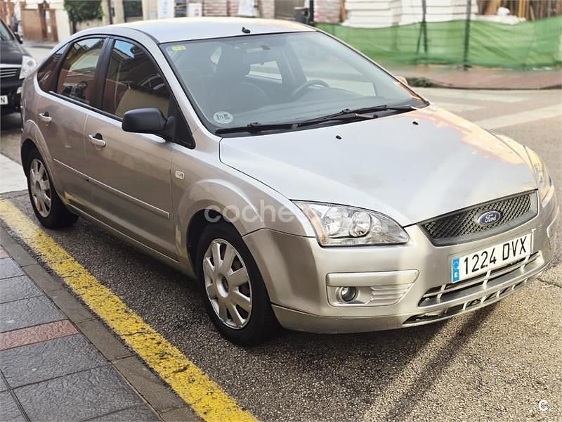 Usado Ford Focus Trend 115 CV (84 kW) 2006 Gris / plata Berlina