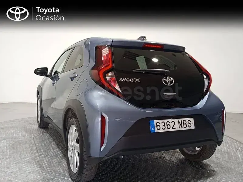 Usado Toyota Aygo X Play 72 CV (52 kW) 2025 Gris / plata SUV