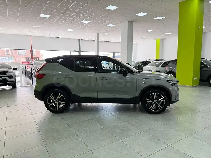 Usado Volvo XC40 Plus 163 CV (119 kW) 2024 Gris / plata SUV