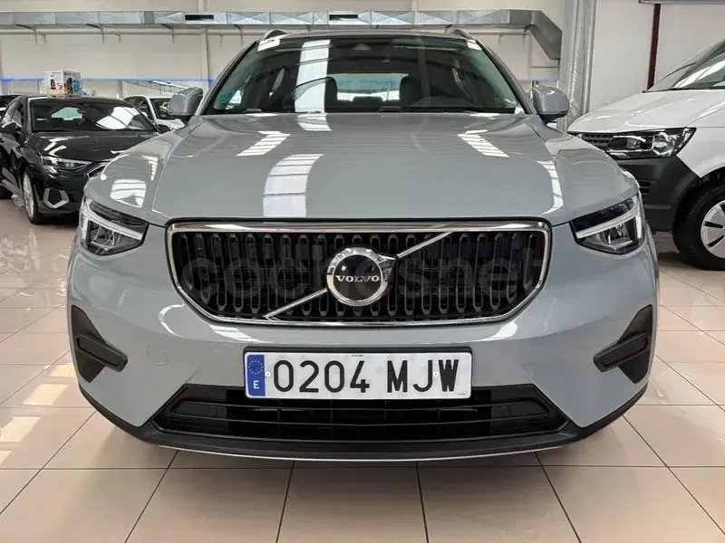 Usado Volvo XC40 129 CV (94 kW) 2023 Gris / plata SUV