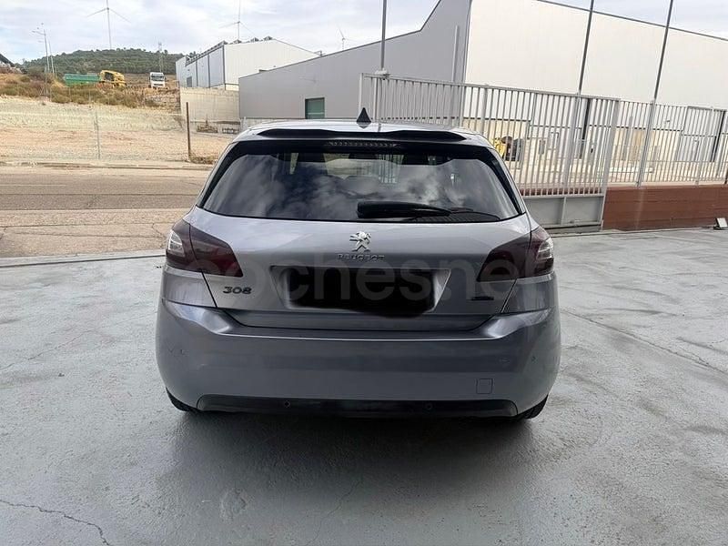 Usado Peugeot 308 Allure 120 CV (88 kW) 2016 Gris / plata Berlina