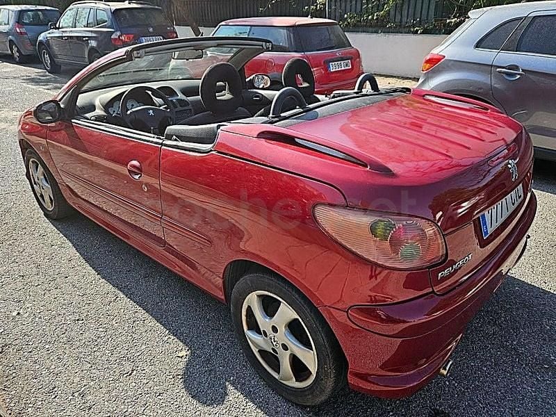 Usado Peugeot 206 CC 110 CV (80 kW) 2004 Granate Descapotable