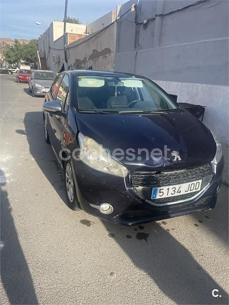 Azul Usado 2015 Peugeot 208 Access Utilitario | 4200 € (Buen precio) - Imagen 1/4