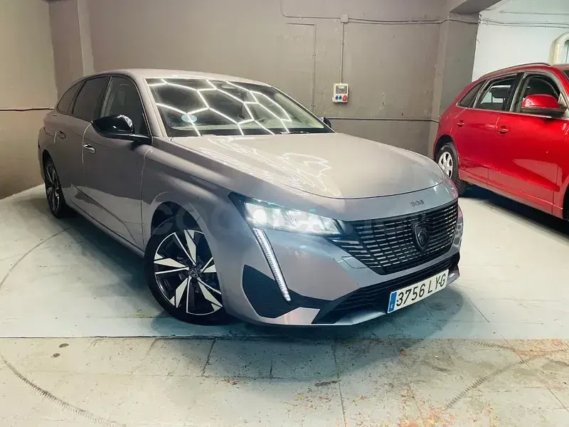Usado Peugeot 308 SW Allure 130 CV (95 kW) 2023 Gris / plata Familiar